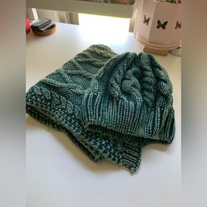 DYED CABLE KNIT SCARF AND BEANIE SET